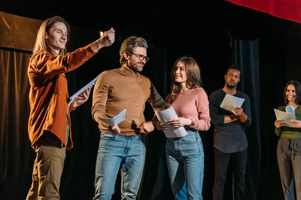 Acteurs et actrices multiculturelles répétant sur scène dans le théâtre — Photo de stock