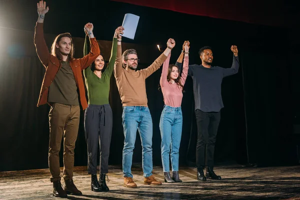 Glückliche Schauspieler und Schauspielerinnen verneigen sich auf der Bühne — Stockfoto