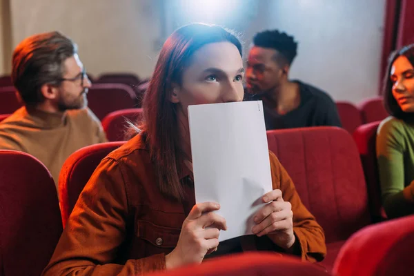 Actores multiculturales y actriz leyendo guiones en el teatro - foto de stock