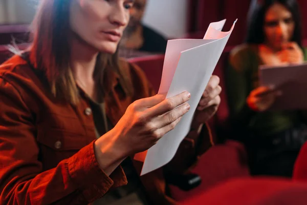 Jóvenes actores y actriz leyendo guiones en el teatro - foto de stock