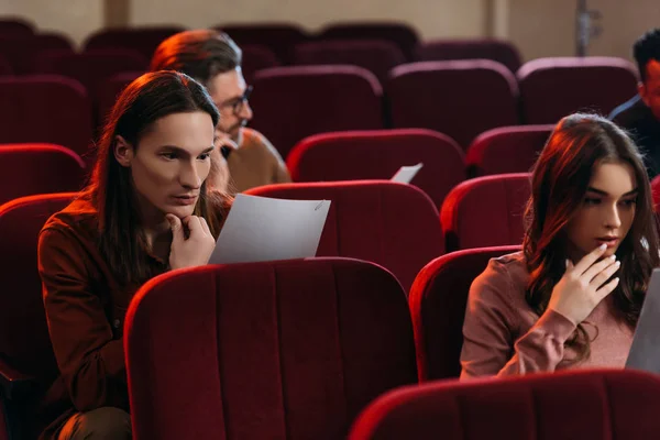 Actores dramáticos y actriz leyendo guiones en el teatro - foto de stock