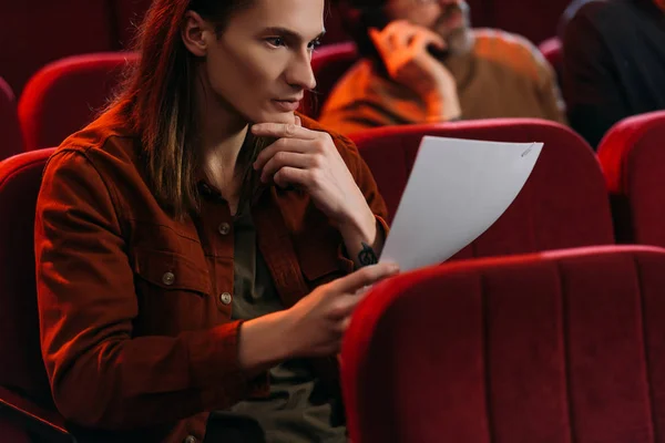 Selektiver Fokus von zwei Schauspielern, die Drehbücher lesen, während sie im Theater sitzen — Stockfoto