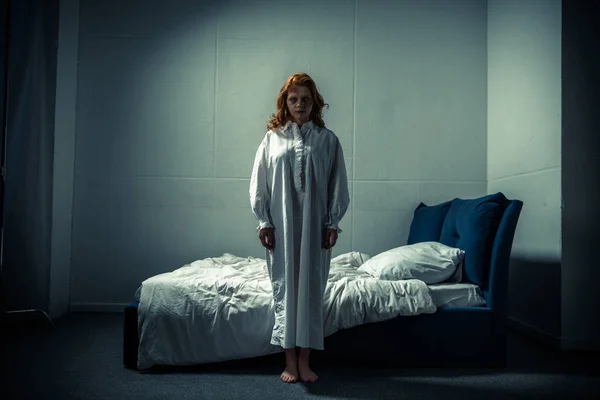Inquietante demone femminile in camicia da notte in piedi in camera da letto — Foto stock