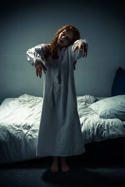 Inquietante donna demoniaca in camicia da notte in piedi in camera da letto — Foto stock