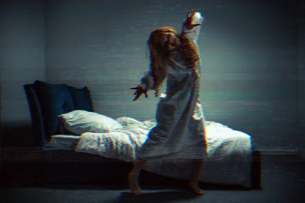 Избирательный фокус одержимой жуткой девушки в ночной рубашке, кричащей в спальне — стоковое фото