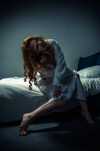 Demoniaca fantasma in camicia da notte urlando in camera da letto — Foto stock