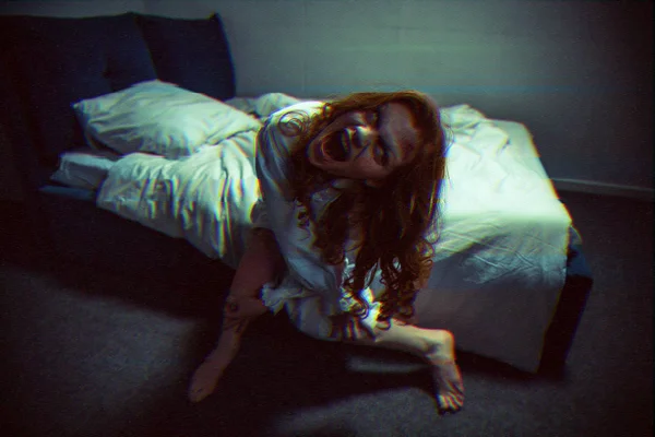Chica obsesionada en camisón gritando en el dormitorio — Stock Photo