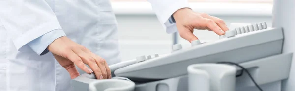 Visão parcial do médico profissional que trabalha com scanner de ultra-som na clínica, tiro panorâmico — Fotografia de Stock