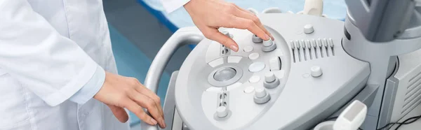 Colpo panoramico di medico professionista che lavora con scanner ad ultrasuoni in clinica — Foto stock