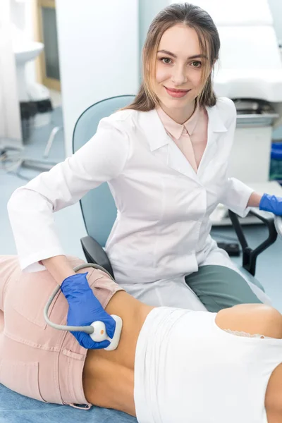 Giovane medico positivo che esamina rene di paziente donna con ecografia in clinica — Foto stock