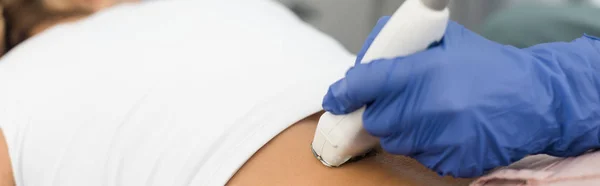 Tiro panorâmico do médico que examina o rim do paciente com ultra-som — Fotografia de Stock