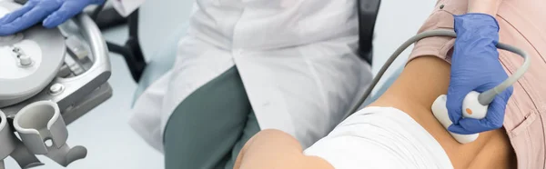 Panoramaaufnahme eines Arztes bei der Untersuchung der Niere einer Patientin mit Ultraschall — Stockfoto