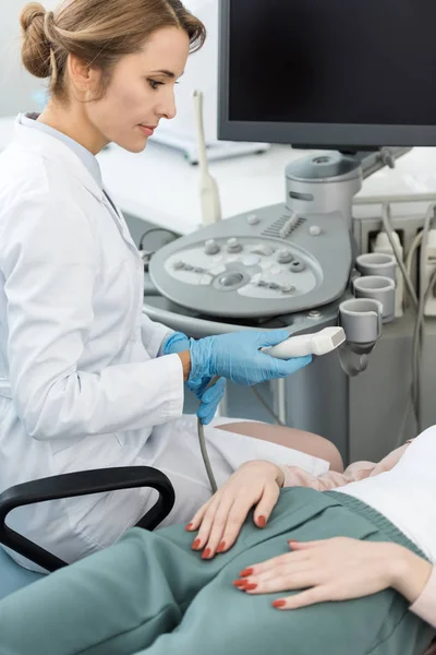 Професійний лікар, який робить ультразвукове сканування пацієнта в клініці — стокове фото