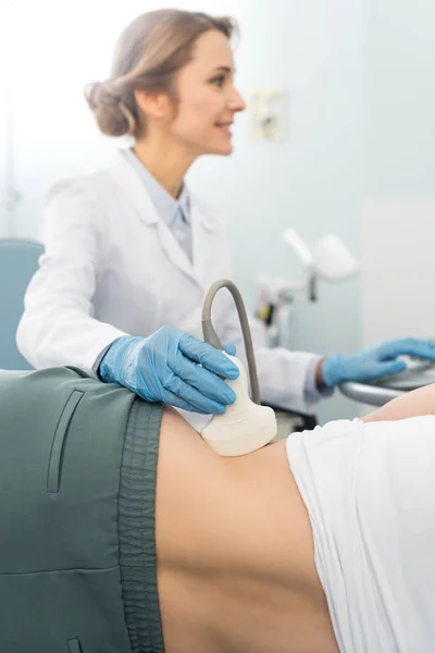 Profissional médico feminino examinando rim de paciente com ultra-som na clínica — Fotografia de Stock