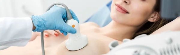 Inyección panorámica del médico que hace el examen de mama para la paciente utilizando el escáner de ultrasonido - foto de stock