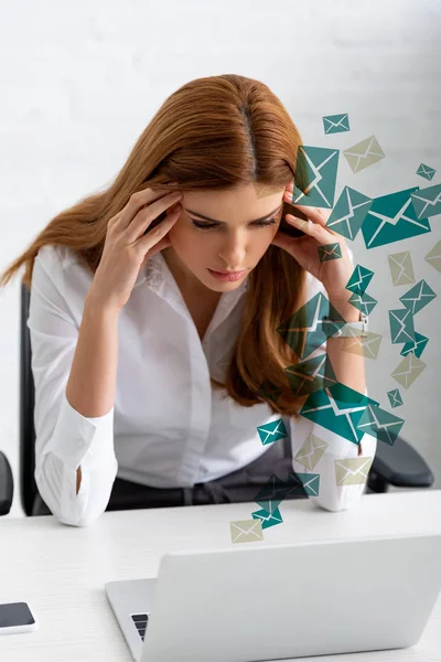 Femme d'affaires pensive avec les mains près de la tête regardant ordinateur portable sur la table, illustration de courrier — Photo de stock