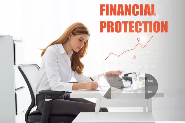 Vista lateral de la mujer de negocios que trabaja con papeles y gráficos en la mesa de la oficina, ilustración de protección financiera — Stock Photo