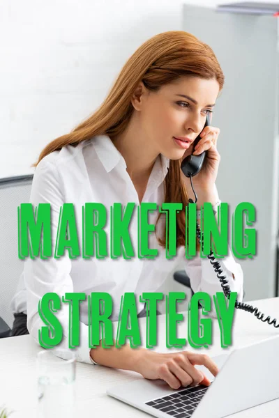 Успішна бізнес-леді, використовуючи ноутбук і розмовляючи по телефону за офісним столом, ілюстрація маркетингової стратегії — стокове фото