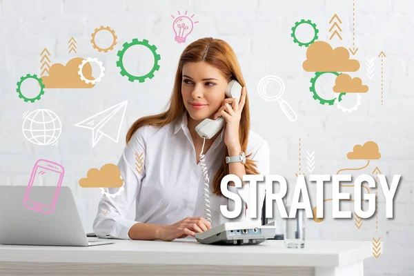 Donna d'affari di successo che parla su telefono a tavola con vetro d'acqua e computer portatile, illustrazione di strategia — Foto stock