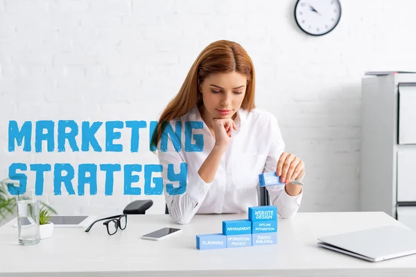 Attraktive Geschäftsfrau stapelt Marketing-Pyramide aus blauen Bausteinen auf Tisch, Marketing-Strategie Illustration — Stockfoto