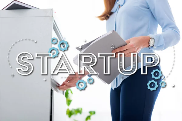 Ausgeschnittene Ansicht einer Geschäftsfrau, die Papiermappe hält und Schranktreiber auf weißem Hintergrund öffnet, Start-up-Illustration — Stockfoto