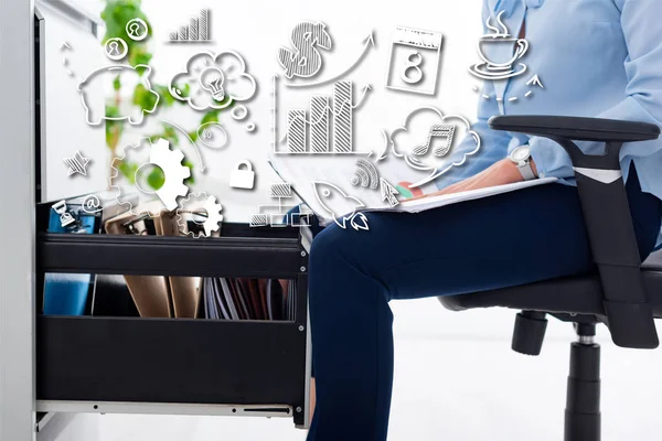 Ausgeschnittene Ansicht einer Geschäftsfrau auf Stuhl, die Papiere mit Diagramm in der Nähe eines offenen Schranktreibers hält, Geschäftsillustration — Stockfoto