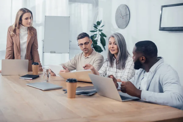 Multikulturelle Kollegen unterhalten sich bei Treffen in Kreativagentur — Stockfoto