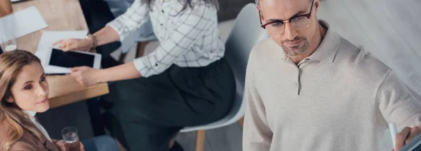 Plano panorámico del hombre de negocios mirando hacia otro lado durante la presentación - foto de stock