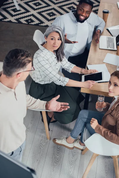 Vista ad alto angolo di uomo d'affari che parla con colleghi multiculturali durante la presentazione — Foto stock