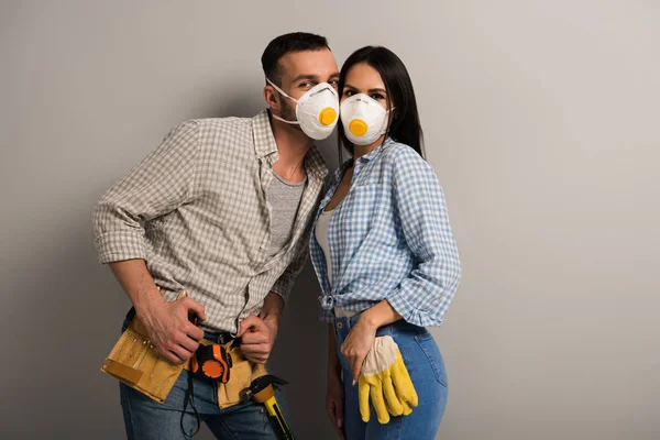Счастливые ручные рабочие в защитных масках на сером — стоковое фото