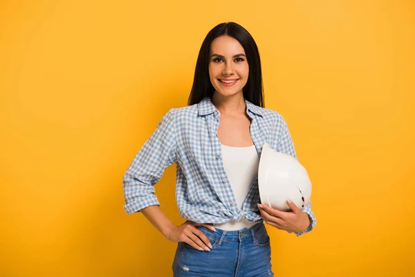 Trabalhador manual feliz feminino no capacete em amarelo — Fotografia de Stock