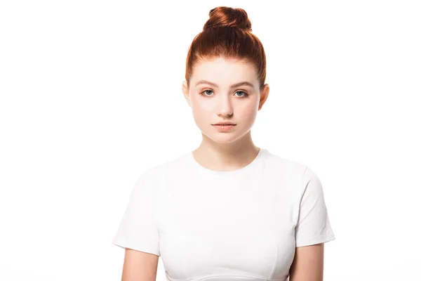 Schöne weibliche Teenager mit sauberer Haut in weißem T-Shirt, isoliert auf weiß — Stockfoto