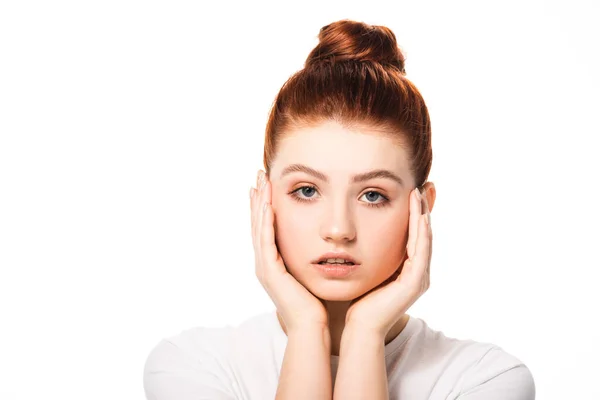 Atractiva chica adolescente tocando la cara con la piel limpia, aislado en blanco - foto de stock