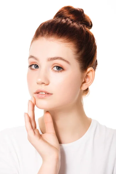 Mujer adolescente tocando la cara con la piel limpia, aislado en blanco - foto de stock