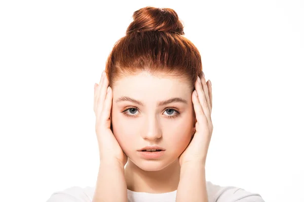 Atractiva mujer adolescente tocando la cara, aislado en blanco - foto de stock