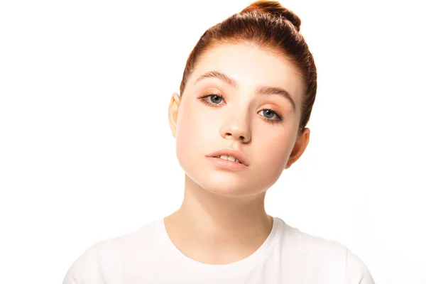 Atractiva adolescente femenina con el pelo rojo, aislado en blanco - foto de stock