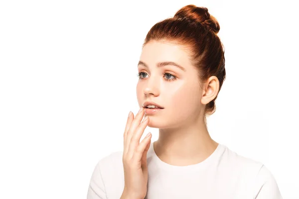 Schöne überraschte weibliche Teenager mit roten Haaren, isoliert auf weiß — Stockfoto