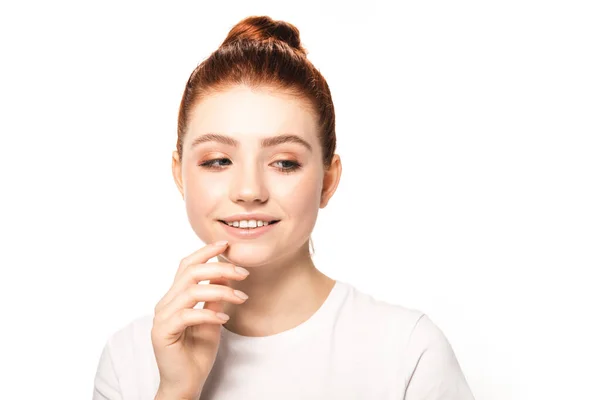 Schöne glückliche Teenie-Mädchen mit roten Haaren, isoliert auf weiß — Stockfoto