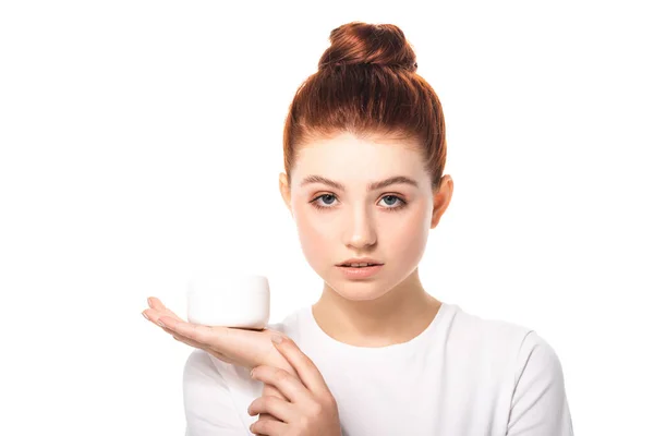Belle adolescente tenant récipient en plastique avec crème cosmétique, isolée sur blanc — Photo de stock
