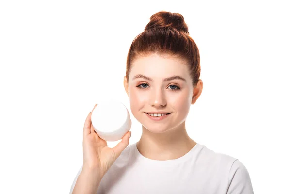 Adolescente sorrindo segurando recipiente de plástico com creme cosmético, isolado em branco — Fotografia de Stock