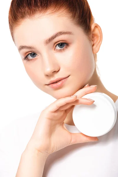 Menina adolescente atraente com pele perfeita segurando recipiente de plástico com creme cosmético, isolado em branco — Fotografia de Stock