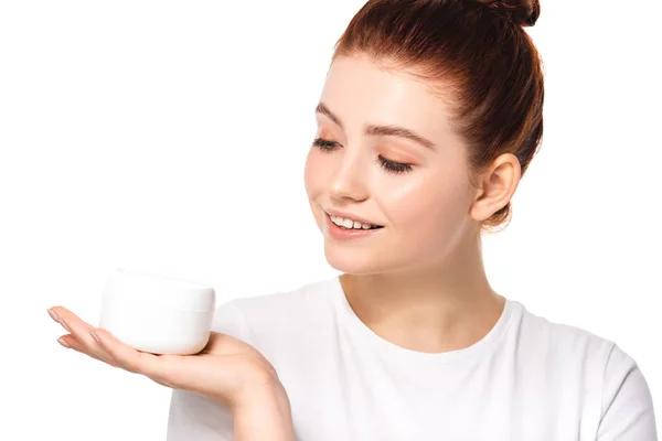 Chica adolescente sonriente con piel perfecta sosteniendo contenedor de plástico con crema cosmética, aislado en blanco - foto de stock