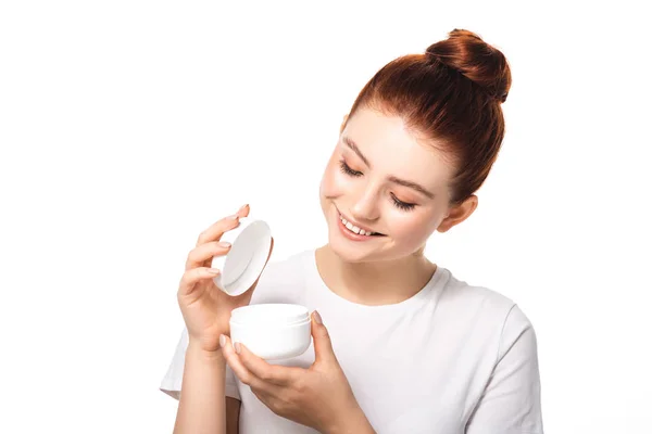 Bela menina adolescente sorridente com pele perfeita segurando recipiente de plástico com creme cosmético, isolado no branco — Fotografia de Stock