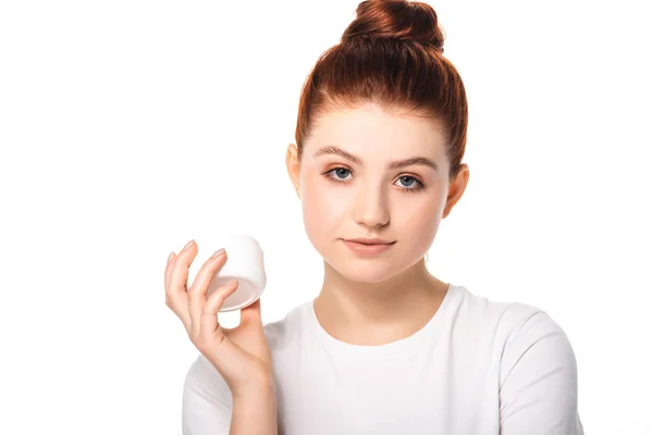 Bella ragazza adolescente con pelle perfetta in possesso di contenitore di plastica con crema cosmetica, isolato su bianco — Foto stock