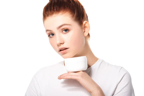 Séduisante adolescente avec peau parfaite tenant récipient en plastique avec crème cosmétique, isolé sur blanc — Photo de stock