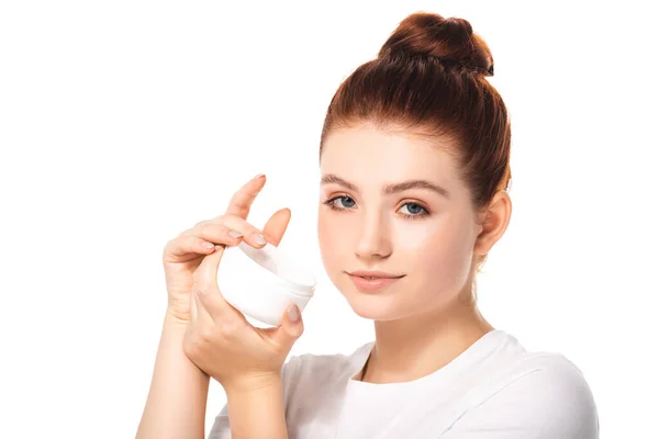 Bela adolescente com pele perfeita segurando recipiente de plástico com creme cosmético, isolado em branco — Fotografia de Stock