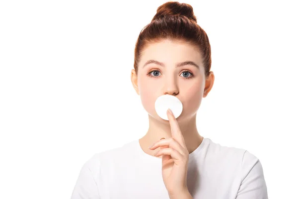 Muchacha adolescente sorprendida con la piel perfecta celebración de esponja de algodón, aislado en blanco - foto de stock