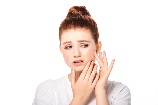 Bouleversé adolescent fille avec bouton sur le visage, isolé sur blanc — Photo de stock