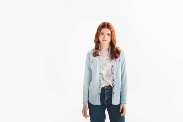 Menina adolescente ruiva atraente em roupas jeans, isolado no branco — Fotografia de Stock