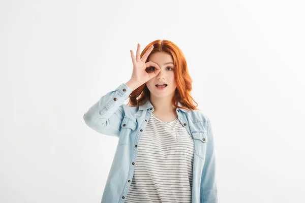 Excité rousse femme adolescent montrant ok signe, isolé sur blanc — Photo de stock